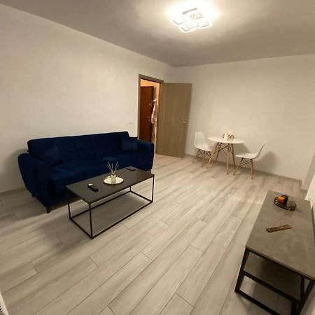Black& White Apartment Брашов Екстер'єр фото
